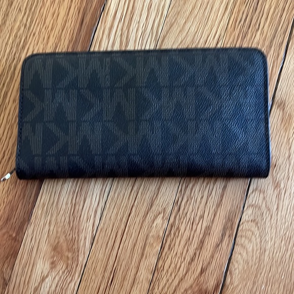 Michael Kors wallet - Picture 2 of 3
